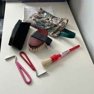 Horse grooming/brushes
